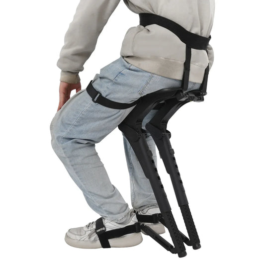 Person nutzt tragbaren Exoskelett Sitz fuer entlastetes Sitzen und ergonomische Haltung