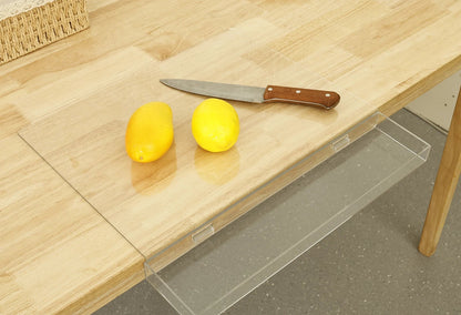 Acryl-Schneidebrett auf Holzarbeitsplatte – Zitronenscheiben, transparentes Design fügt sich harmonisch ein