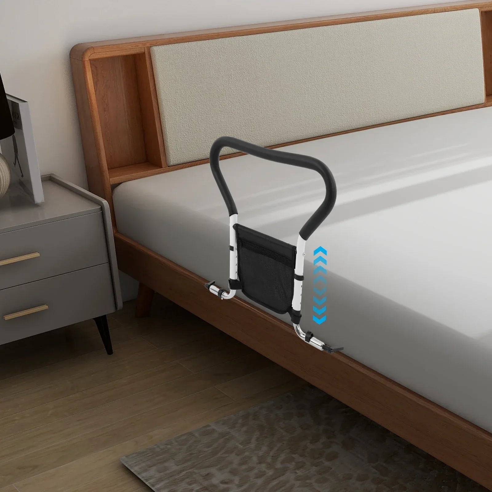Bettgriff am Bett montiert – Seitenansicht mit stabilem Metallrahmen