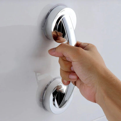 Hand greift Haltegriff mit Saugnapf – sicherer Halt an glatten Flächen im Bad