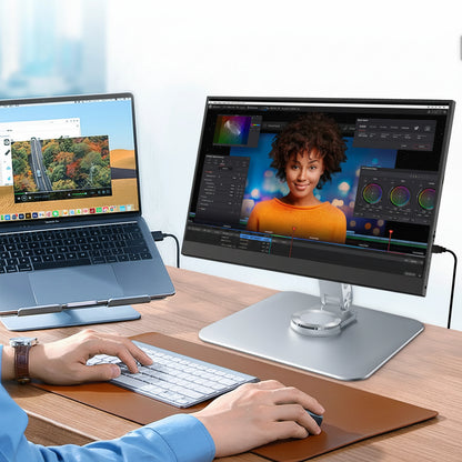 Monitor-Ständer im Einsatz: MacBook Pro mit externem Monitor für Videobearbeitung am Schreibtisch