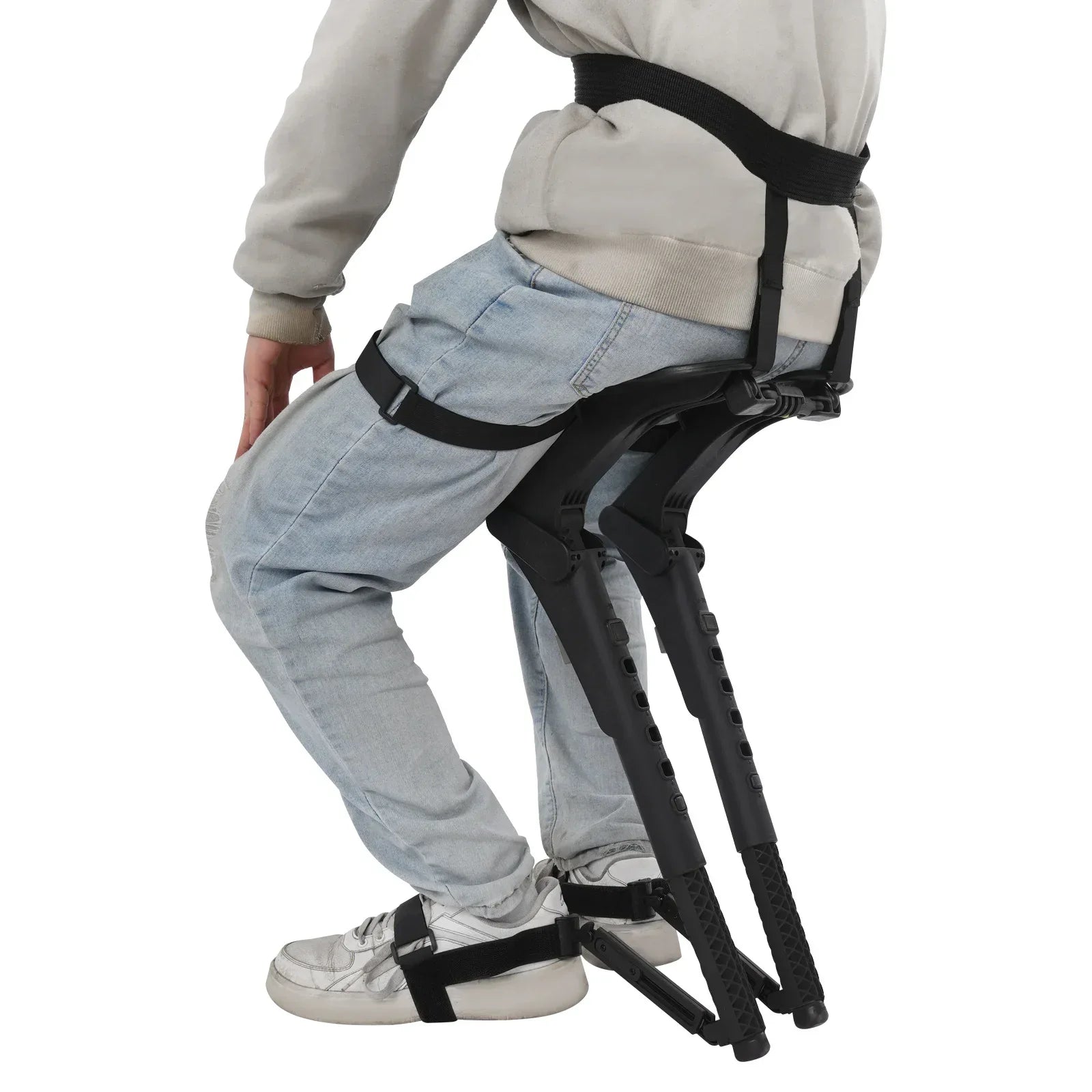 Person nutzt tragbaren Exoskelett Sitz fuer entlastetes Sitzen und ergonomische Haltung