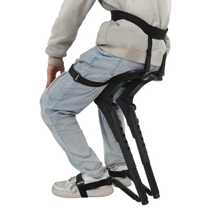Person nutzt tragbaren Exoskelett Sitz fuer entlastetes Sitzen und ergonomische Haltung