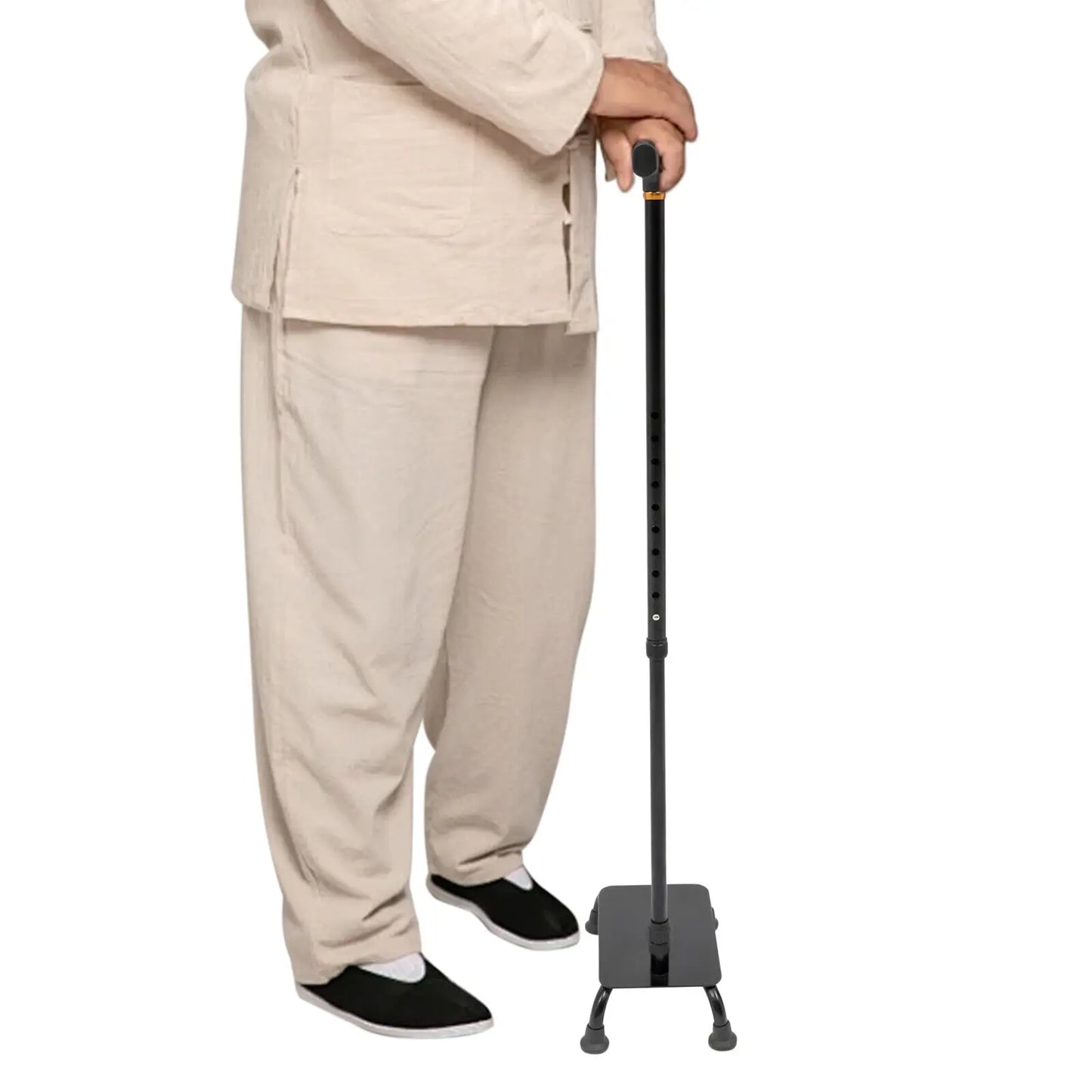 Senior nutzt 2-in-1 Treppensteighilfe – sicheres Auftreten und stabiler Stand