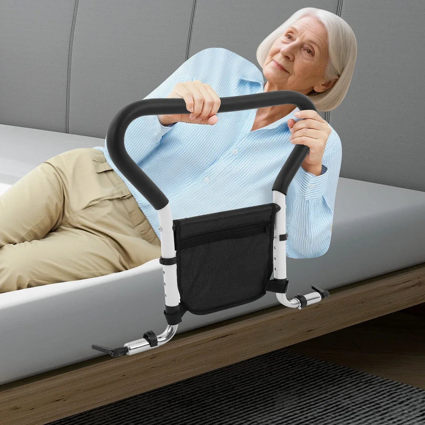 Seniorin nutzt Bettgriff Aufstehhilfe – sicheres Aufstehen aus dem Bett
