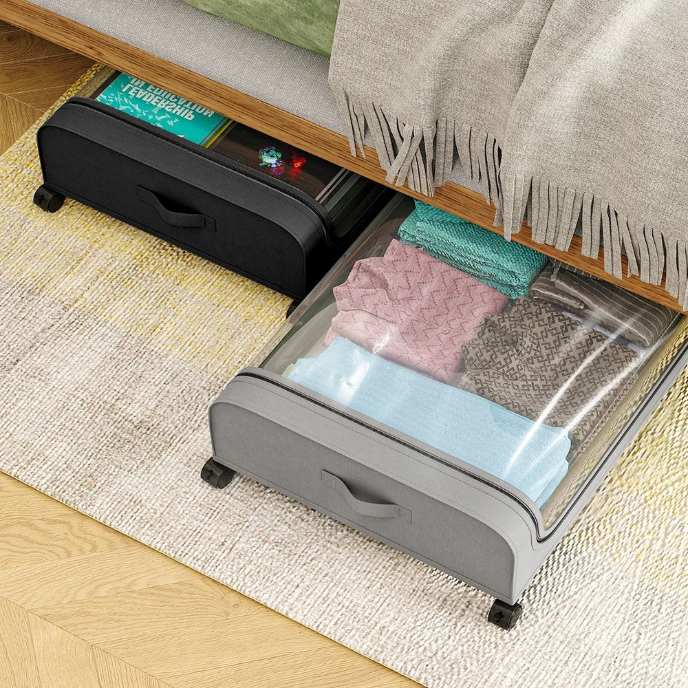 Zwei Unterbett‑Organizer mit Deckel und Rollen, platzsparend im Schlafzimmer.